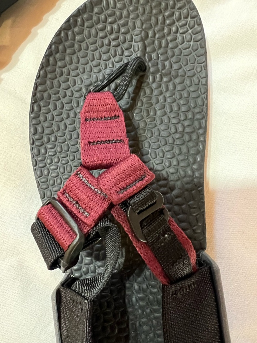 Bedrock Cairn Evo Sandals in Burgundy; Size 6 - Picture 2 of 6